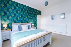 Spacious house, newly furnished, 10 mins from centre, parking and garden
